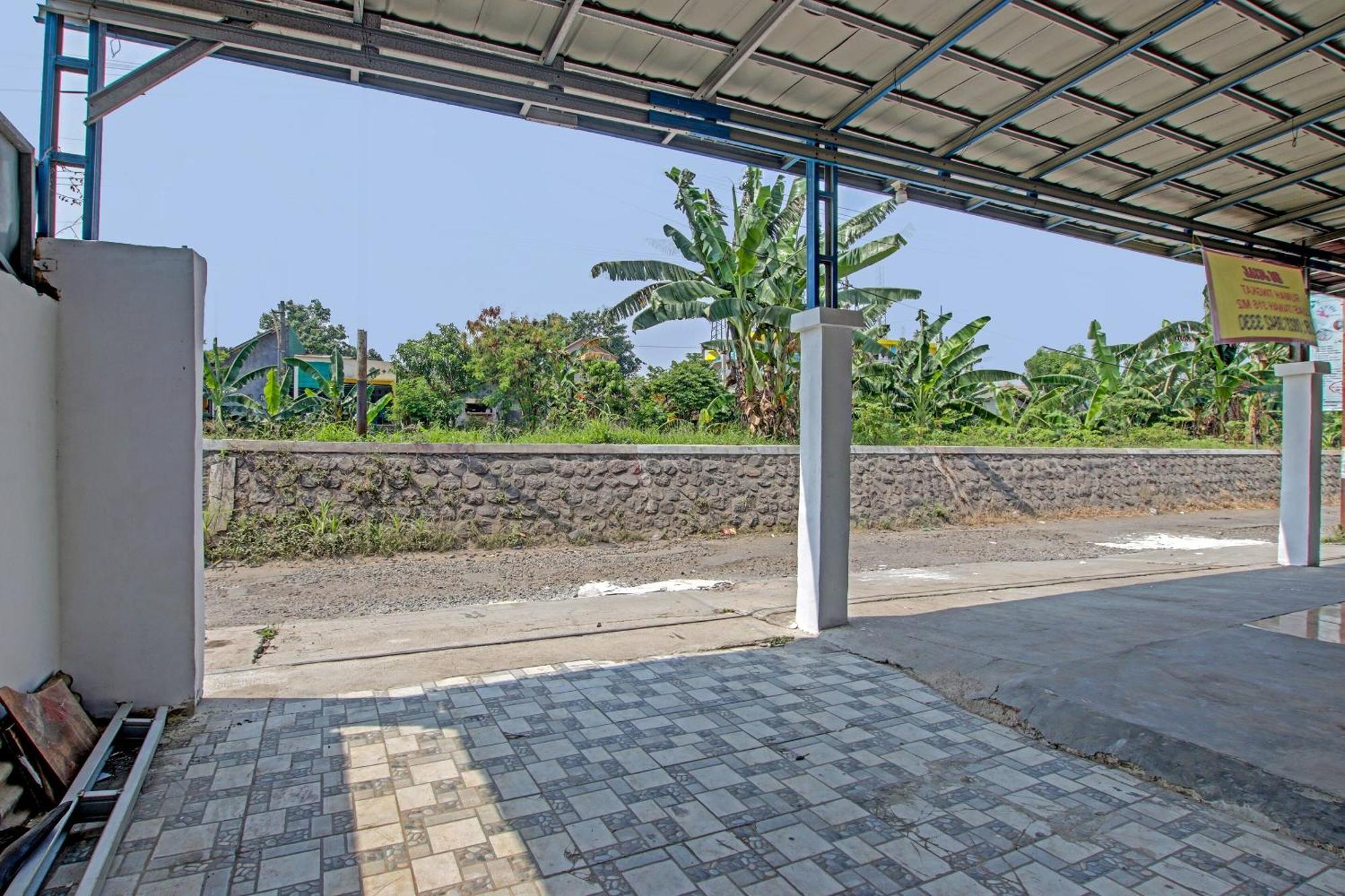 Oyo 91506 Kedai Cinta Guest House Cirebon Bagian luar foto