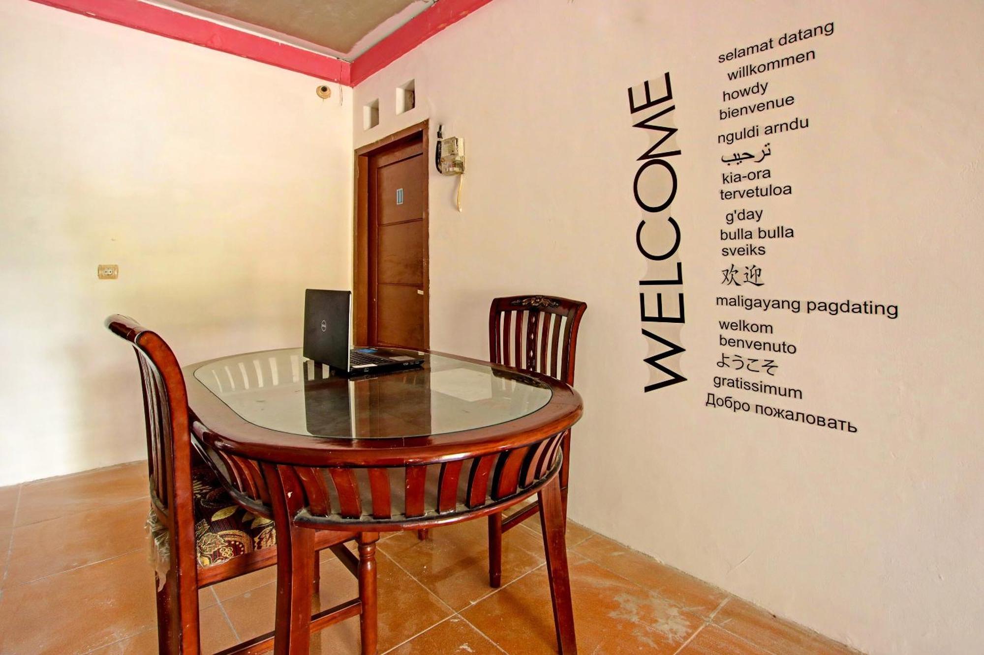 Oyo 91506 Kedai Cinta Guest House Cirebon Bagian luar foto
