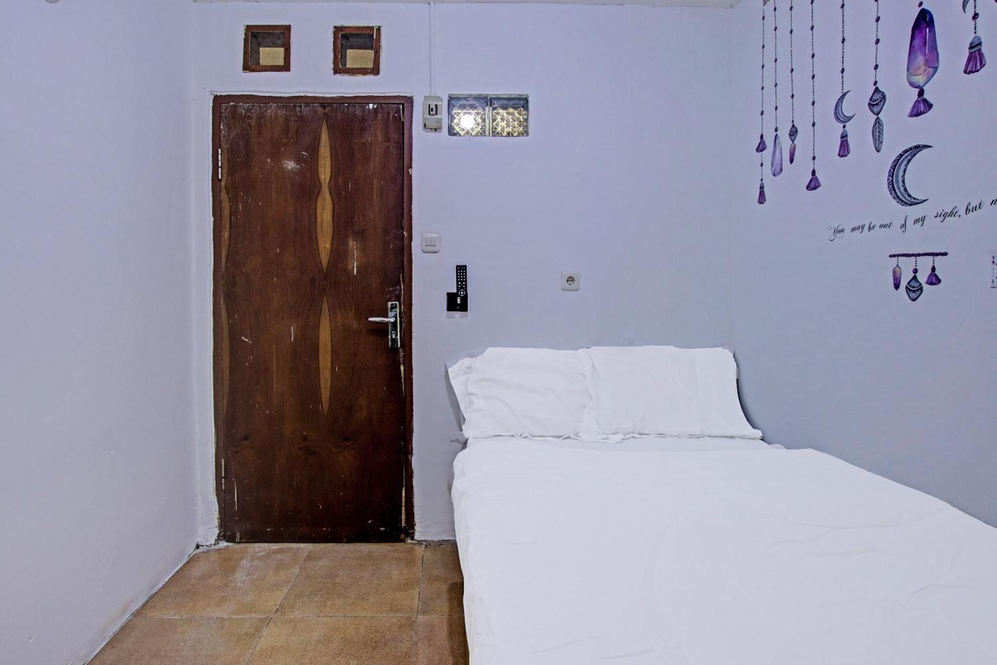 Oyo 91506 Kedai Cinta Guest House Cirebon Bagian luar foto