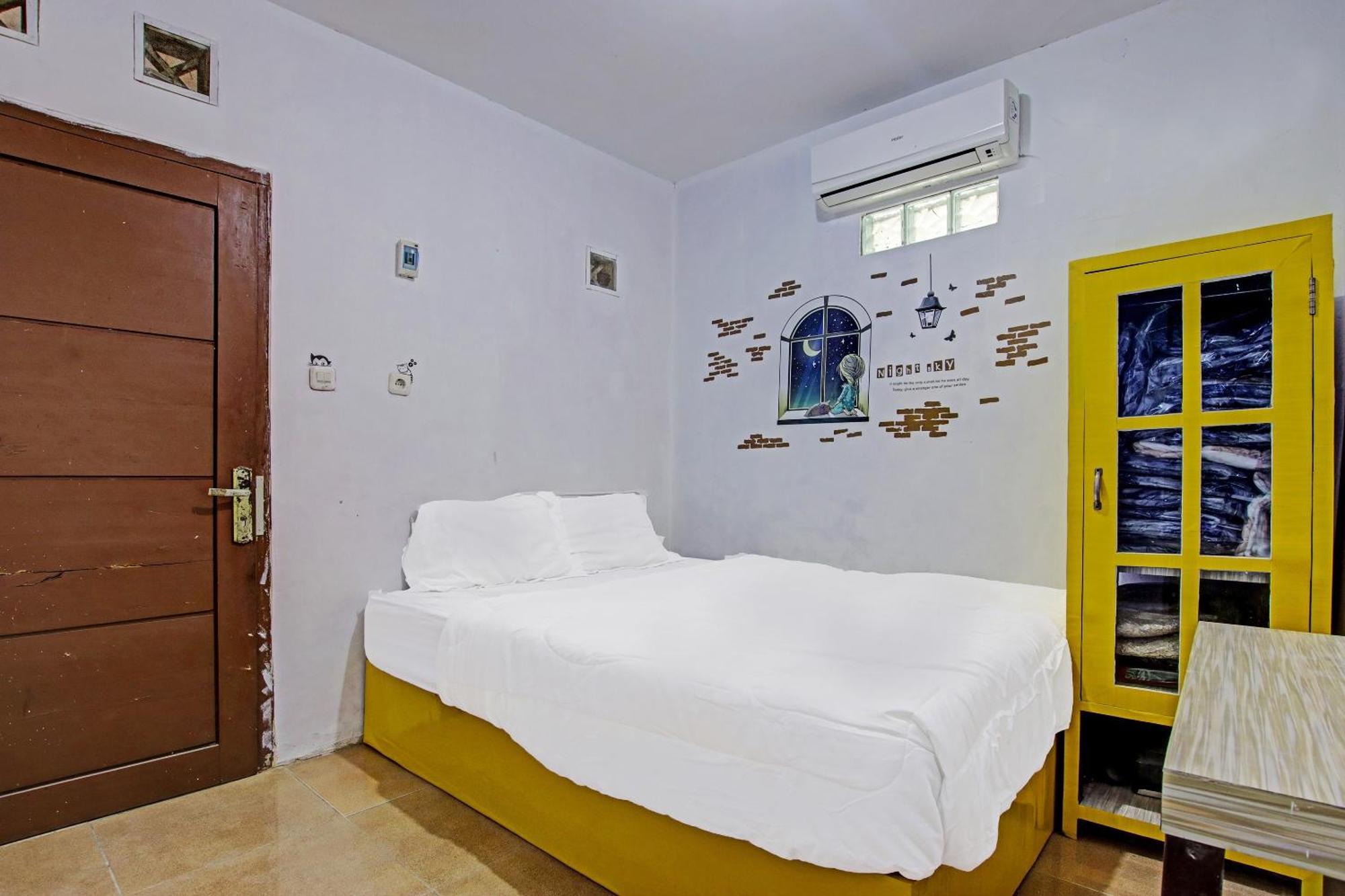 Oyo 91506 Kedai Cinta Guest House Cirebon Bagian luar foto